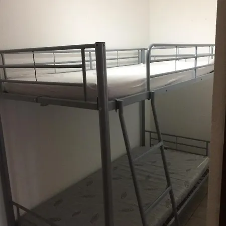 Charmant: Retreat With Shared Pool Apartment