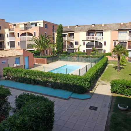 Apartment Charmant: Retreat With Shared Pool *